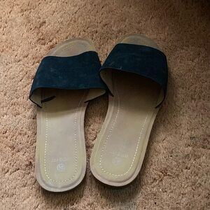 Size 8 1/2 W black sandals